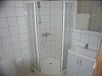 Spaceious bathroom with shower