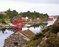 Garvågen with a traditional stone-house, the old Rorbu to the left