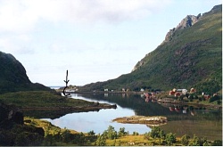 After having passed through the Saupstad tunnel you are able to see the white seahouse Johluns (marked with the arrow) far away in the fjord arm Maervollpollen.