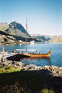 Aug. 2006 Skarvhellodden Vikingskipet Lofotr